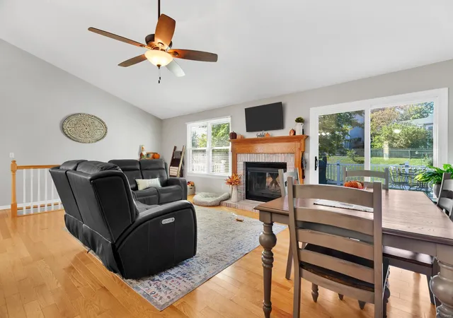 Photo 4 of Single family home for sale at 205 Maple Point Dr, Saint Charles, MO 63304 | MLS# 24064913 | Listing updated on 2024-11-13