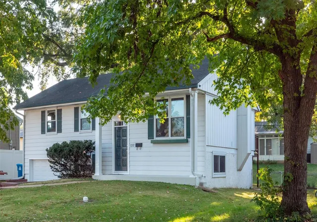 Photo 1 of Single family home for sale at 1212 Marchi Dr, Saint Louis, MO 63125 | MLS# 24065411 | Listing updated on 2024-11-04