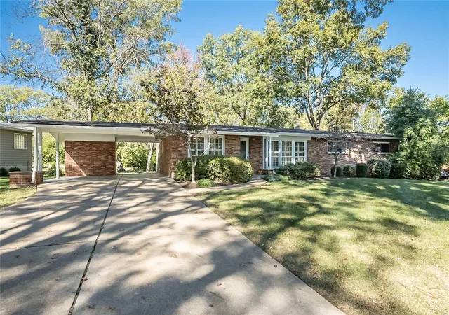 Photo 3 of Single family home for sale at 541 Beaucaire Dr, Saint Louis, MO 63122 | MLS# 24066362 | Listing updated on 2024-12-17