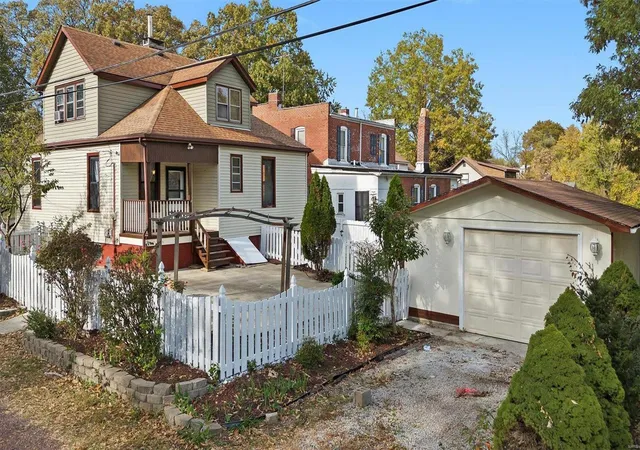 Photo 2 of Single family home for sale at 218 S 10th Street, Belleville, IL 62220 | MLS# 24066685 | Listing updated on 2024-11-04
