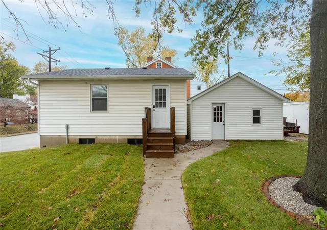 Photo 3 of Single family home for sale at 401 N 6th Street, Saint Charles, MO 63301 | MLS# 24066750 | Listing updated on 2024-12-07