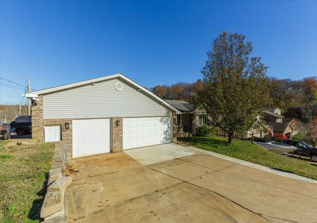 Photo 2 of Single family home for sale at 814 Country Hvn Dr, Imperial, MO 63052 | MLS# 24068309 | Listing updated on 2024-12-01