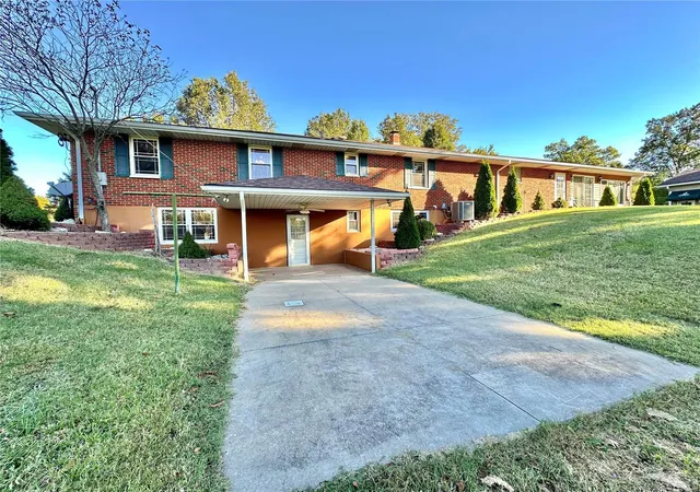 Photo 4 of Single family home for sale at 524 Forneris Hl, Collinsville, IL 62234 | MLS# 24069104 | Listing updated on 2024-11-18