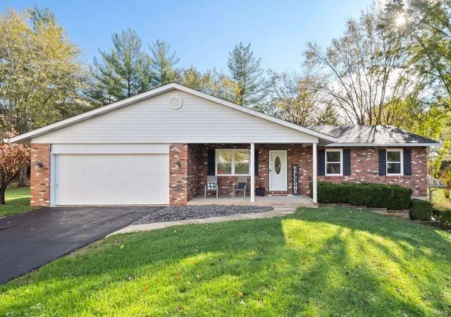 Photo 1 of Single family home for sale at 110 Meadow Ln N, Columbia, IL 62236 | MLS# 24069343 | Listing updated on 2024-11-13