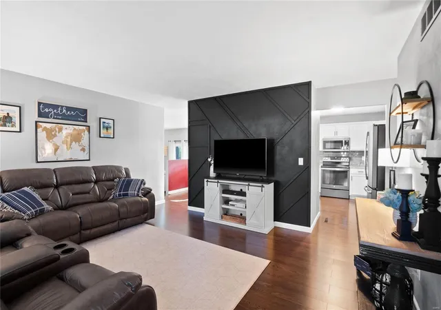 Photo 2 of Single family home for sale at 110 Meadow Ln N, Columbia, IL 62236 | MLS# 24069343 | Listing updated on 2024-11-13