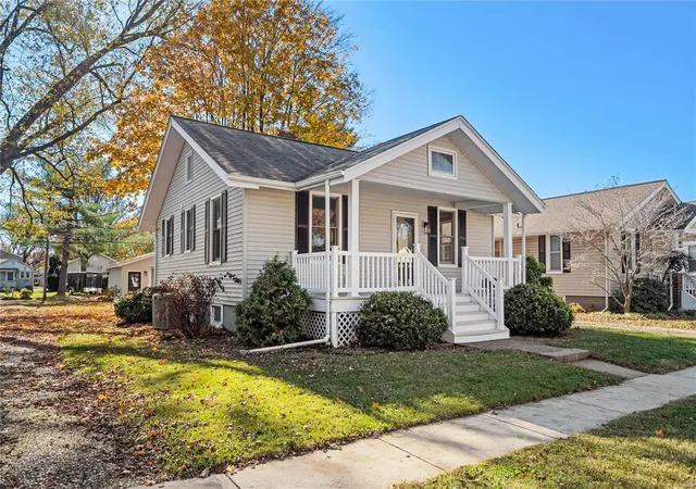 Photo 2 of Single family home for sale at 405 East 3rd St, O Fallon, IL 62269 | MLS# 24069814 | Listing updated on 2024-11-18