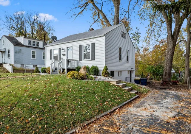 Photo 3 of Single family home for sale at 3555 Saint Christopher Ln, Saint Ann, MO 63074 | MLS# 24069845 | Listing updated on 2025-03-12