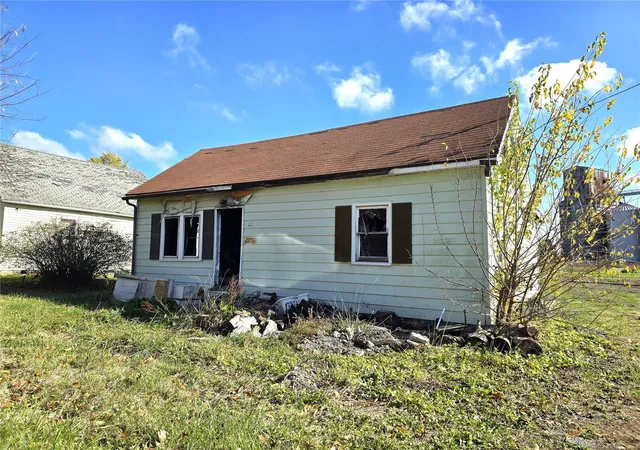 Photo 1 of Single family home for sale at 111 E Water St, Hillsboro, IL 62049 | MLS# 24069912 | Listing updated on 2024-12-17