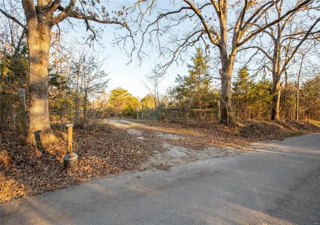 Photo 3 of House for sale at 2689 Oak Hl Rd, Cuba, MO 65453 | MLS# 24070239 | Listing updated on 2024-11-25