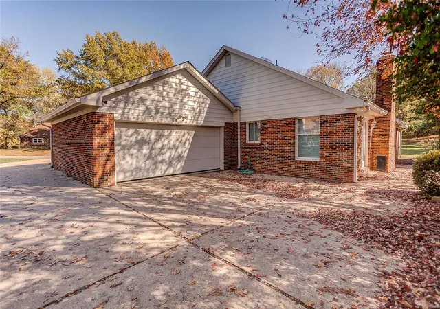 Photo 4 of Single family home for sale at 316 Oak Hl Dr, Belleville, IL 62223 | MLS# 24070247 | Listing updated on 2024-11-18