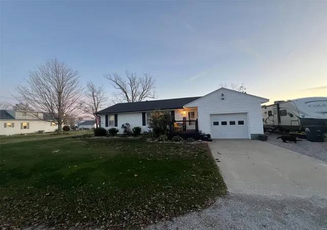 Photo 1 of Single family home for sale at 904 E 2nd Street, Saint Peter, IL 62880 | MLS# 24071111 | Listing updated on 2024-11-25