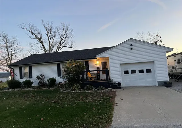 Photo 1 of Single family home for sale at 904 E 2nd Street, Saint Peter, IL 62880 | MLS# 24071111 | Listing updated on 2024-11-25