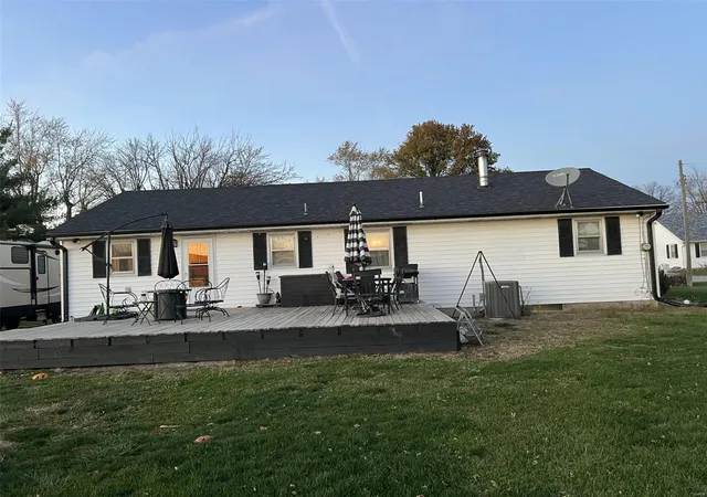 Photo 2 of Single family home for sale at 904 E 2nd Street, Saint Peter, IL 62880 | MLS# 24071111 | Listing updated on 2024-11-25