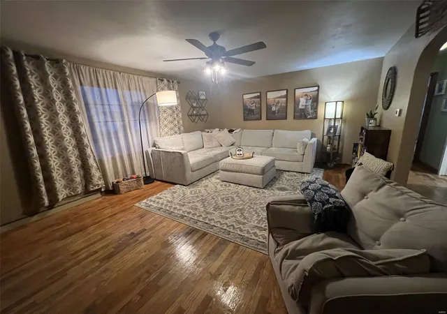 Photo 4 of Single family home for sale at 904 E 2nd Street, Saint Peter, IL 62880 | MLS# 24071111 | Listing updated on 2024-11-25