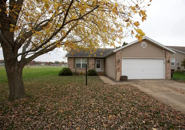 Photo 1 of Single family home for sale at 1402 Kweit Ln, Greenville, IL 62246 | MLS# 24071259 | Listing updated on 2024-12-03