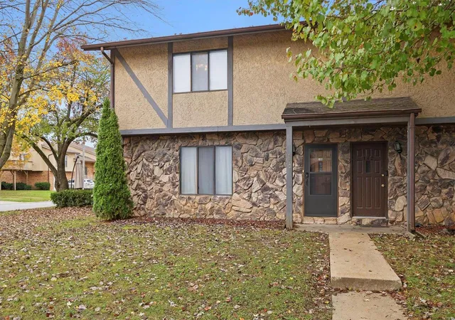 Photo 2 of Single family home for sale at 100 Kensington Hts Rd, Belleville, IL 62226 | MLS# 24071869 | Listing updated on 2024-11-25