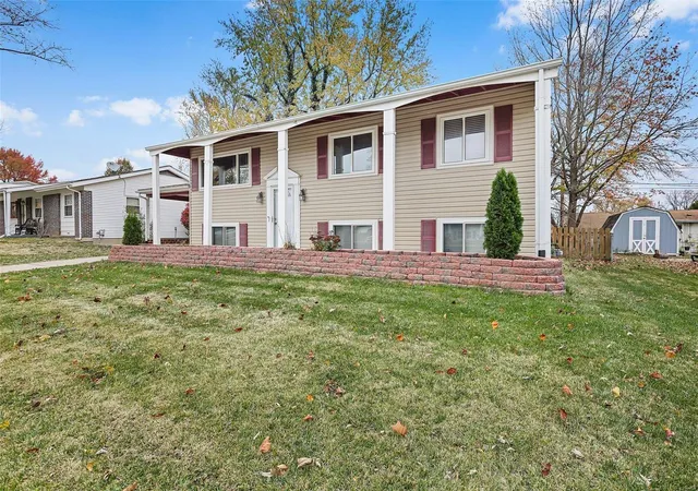 Photo 2 of Single family home for sale at 18 Saint David Dr, Saint Peters, MO 63376 | MLS# 24072277 | Listing updated on 2024-12-17