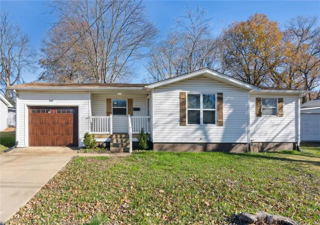 Photo 1 of Single family home for sale at 218 N Alexander, Farmington, MO 63640 | MLS# 24072576 | Listing updated on 2024-12-15