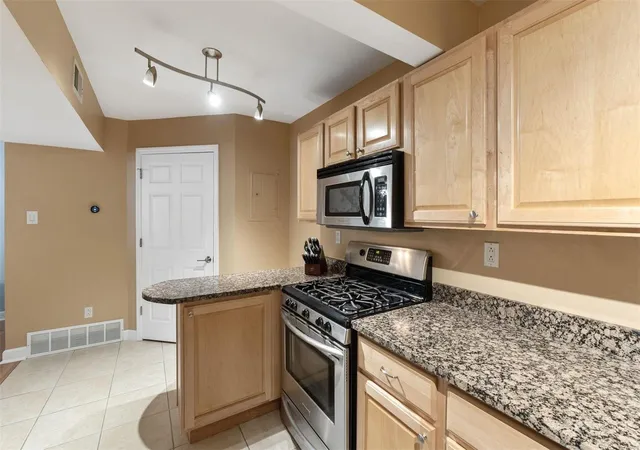 Listing Photo 5 - Condo for sale in building located at 7514 Oxford Dr, Clayton, MO 63105 - Unit #2
