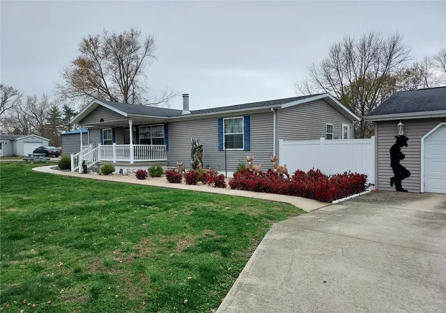 Photo 3 of Single family home for sale at 501 N Main St, Sorento, IL 62086 | MLS# 24073447 | Listing updated on 2025-03-07