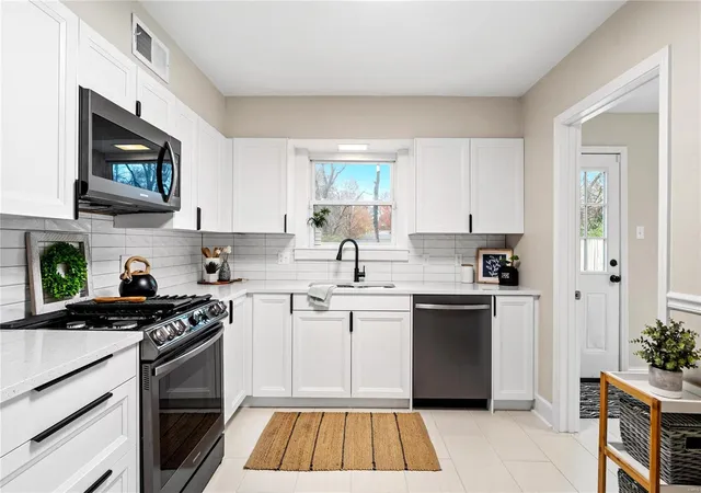 Photo 4 of Single family home for sale at 615 S 19th Street, Belleville, IL 62226 | MLS# 24073507 | Listing updated on 2024-12-03