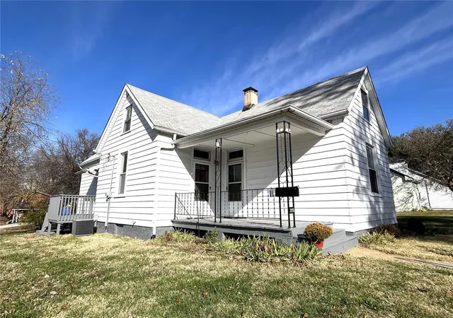 Photo 1 of Single family home for sale at 225 S 17th Street, Belleville, IL 62226 | MLS# 24073590 | Listing updated on 2024-12-02