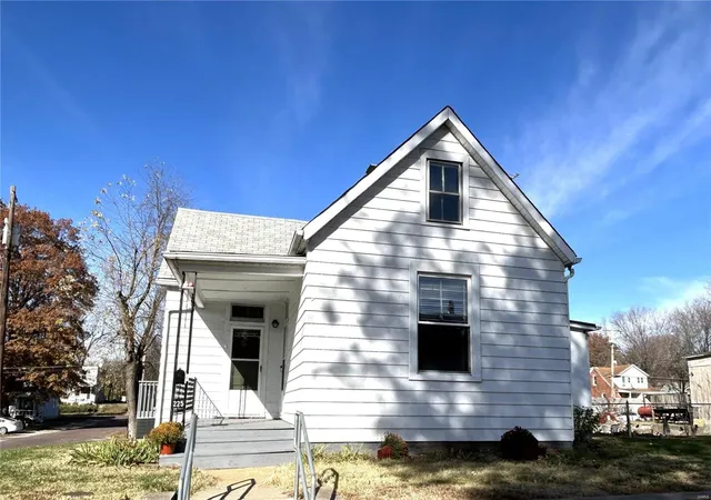 Photo 2 of Single family home for sale at 225 S 17th Street, Belleville, IL 62226 | MLS# 24073590 | Listing updated on 2024-12-02