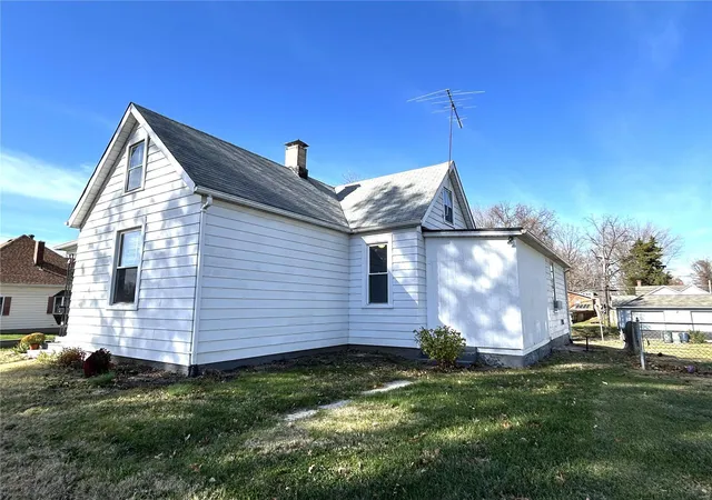 Photo 3 of Single family home for sale at 225 S 17th Street, Belleville, IL 62226 | MLS# 24073590 | Listing updated on 2024-12-02
