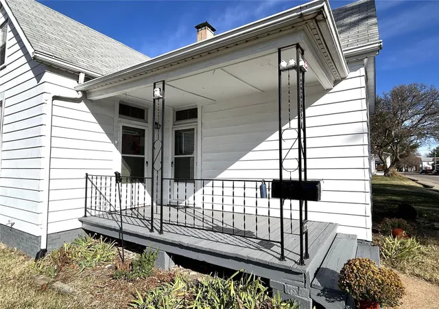 Photo 3 of Single family home for sale at 225 S 17th Street, Belleville, IL 62226 | MLS# 24073590 | Listing updated on 2024-12-02