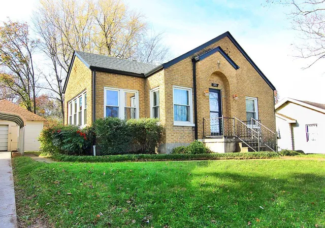 Photo 2 of Single family home for sale at 313 S W End Blvd, Cape Girardeau, MO 63703 | MLS# 24073776 | Listing updated on 2024-12-04