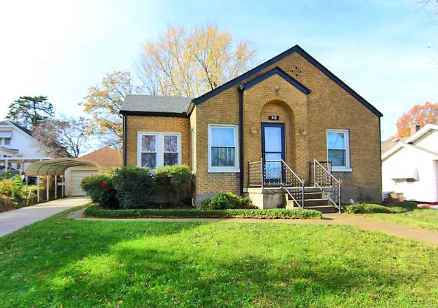 Photo 3 of Single family home for sale at 313 S W End Blvd, Cape Girardeau, MO 63703 | MLS# 24073776 | Listing updated on 2024-12-04