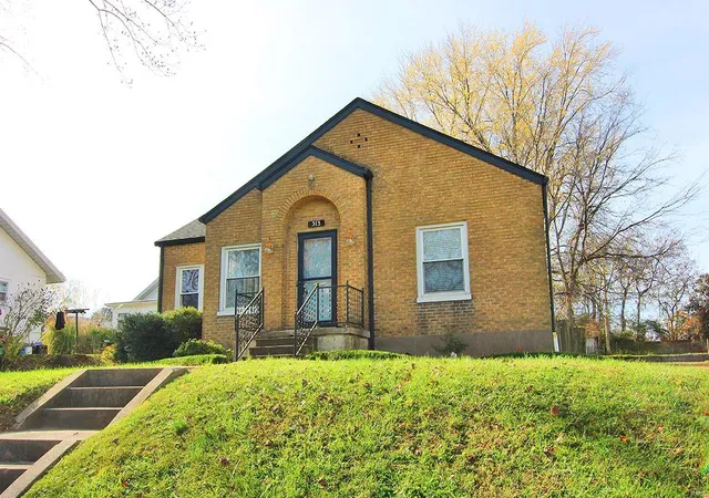 Photo 3 of Single family home for sale at 313 S W End Blvd, Cape Girardeau, MO 63703 | MLS# 24073776 | Listing updated on 2024-12-04