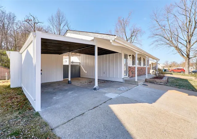 Photo 3 of Single family home for sale at 11050 Mars Ln, Maryland Heights, MO 63043 | MLS# 24075001 | Listing updated on 2024-12-10