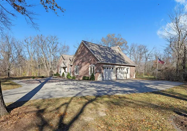 Photo 2 of Single family home for sale at 2325 Park Hl Dr, Highland, IL 62249 | MLS# 24075139 | Listing updated on 2024-12-13