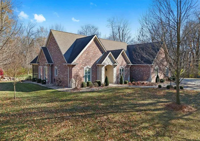 Photo 3 of Single family home for sale at 2325 Park Hl Dr, Highland, IL 62249 | MLS# 24075139 | Listing updated on 2024-12-13