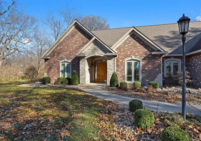 Photo 3 of Single family home for sale at 2325 Park Hl Dr, Highland, IL 62249 | MLS# 24075139 | Listing updated on 2024-12-13