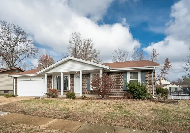 Photo 3 of Single family home for sale at 2807 Gladwood Dr, Saint Louis, MO 63129 | MLS# 24075470 | Listing updated on 2024-12-18