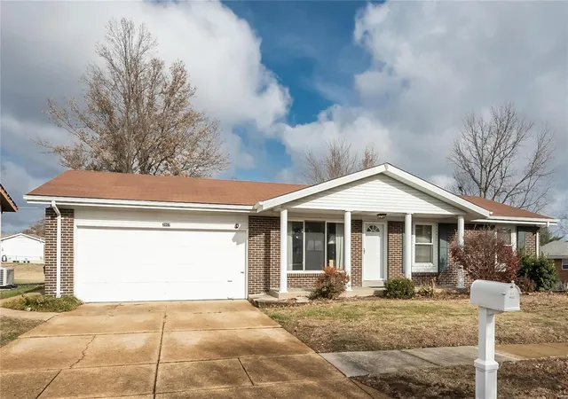 Photo 3 of Single family home for sale at 2807 Gladwood Dr, Saint Louis, MO 63129 | MLS# 24075470 | Listing updated on 2024-12-18