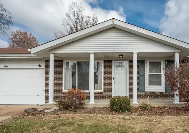 Photo 4 of Single family home for sale at 2807 Gladwood Dr, Saint Louis, MO 63129 | MLS# 24075470 | Listing updated on 2024-12-18