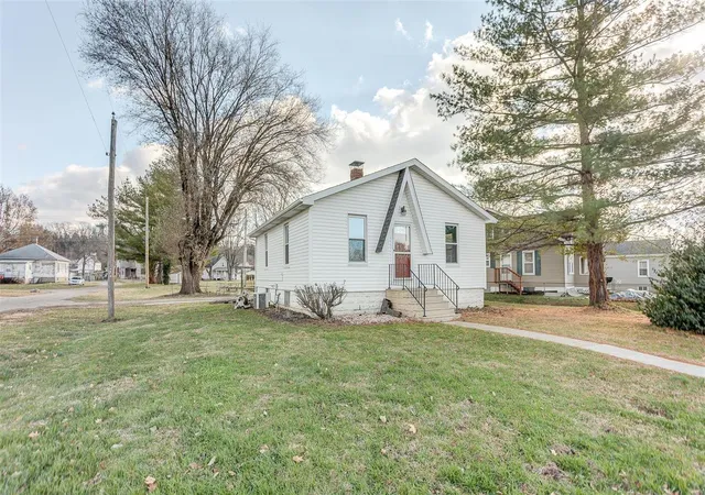 Photo 1 of Single family home for sale at 400 S 2nd Street, Caseyville, IL 62232 | MLS# 24075757 | Listing updated on 2024-12-17
