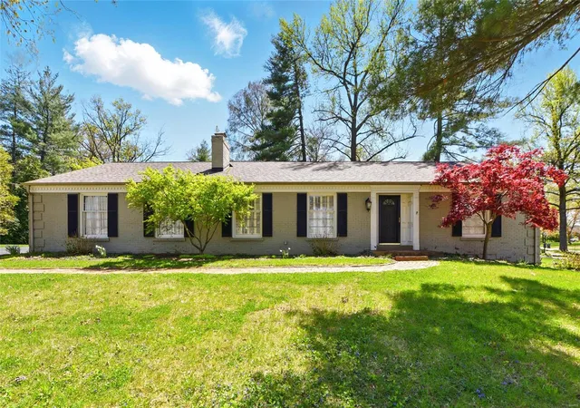 Photo 1 of Single family home for sale at 750 Laurel Oak Dr, Saint Louis, MO 63131 | MLS# 25000222 | Listing updated on 2025-04-16