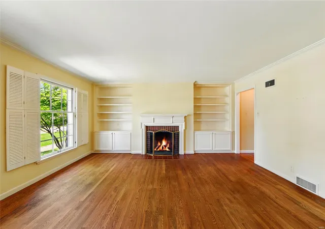 Photo 2 of Single family home for sale at 750 Laurel Oak Dr, Saint Louis, MO 63131 | MLS# 25000222 | Listing updated on 2025-04-16