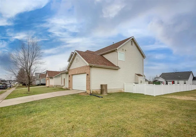 Photo 3 of Single family home for sale at 3536 Barton Dr, Belleville, IL 62221 | MLS# 25000622 | Listing updated on 2025-03-12