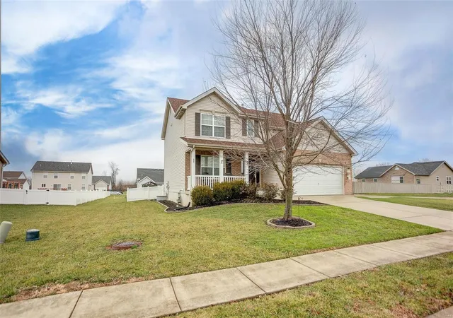 Photo 3 of Single family home for sale at 3536 Barton Dr, Belleville, IL 62221 | MLS# 25000622 | Listing updated on 2025-03-12
