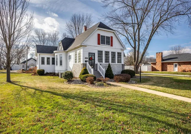 Photo 2 of Single family home for sale at 1030 West 6th, Staunton, IL 62088 | MLS# 25001350 | Listing updated on 2025-03-14