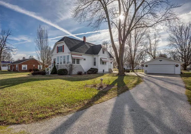 Photo 3 of Single family home for sale at 1030 West 6th, Staunton, IL 62088 | MLS# 25001350 | Listing updated on 2025-03-14