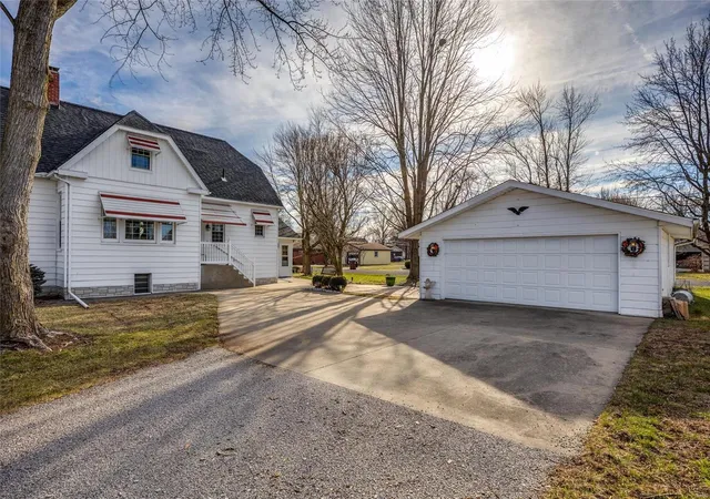 Photo 3 of Single family home for sale at 1030 West 6th, Staunton, IL 62088 | MLS# 25001350 | Listing updated on 2025-03-14