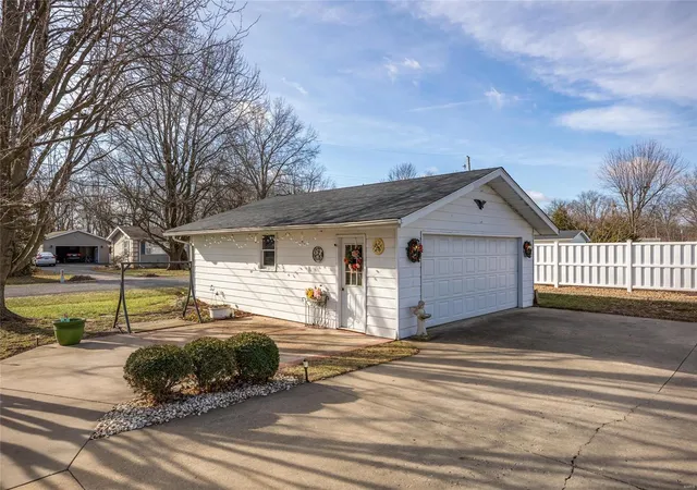 Photo 4 of Single family home for sale at 1030 West 6th, Staunton, IL 62088 | MLS# 25001350 | Listing updated on 2025-03-14