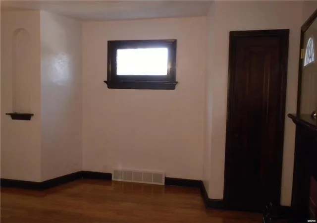 Photo 4 of Single family home for sale at 6779 Kenwood Dr, Saint Louis, MO 63121 | MLS# 25001683 | Listing updated on 2025-03-10