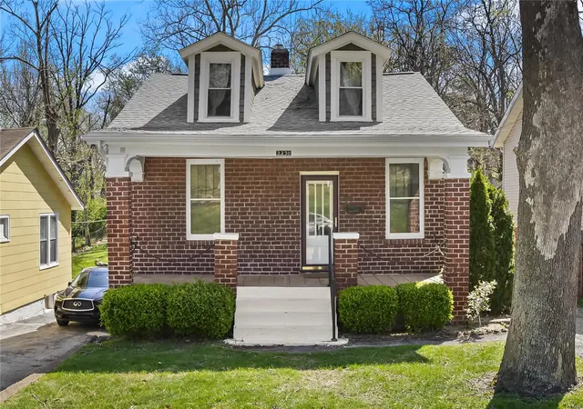 Photo 1 of Single family home for sale at 2230 Northbury Ln, Saint Louis, MO 63114 | MLS# 25003831 | Listing updated on 2025-04-15